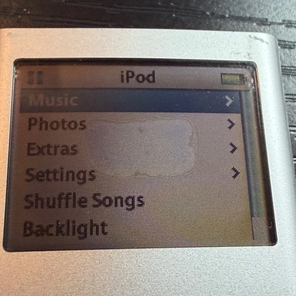Apple iPod Nano 2nd Gen 2GB Silver A1199 Bundle with Case, Cable, Earbuds EUC
